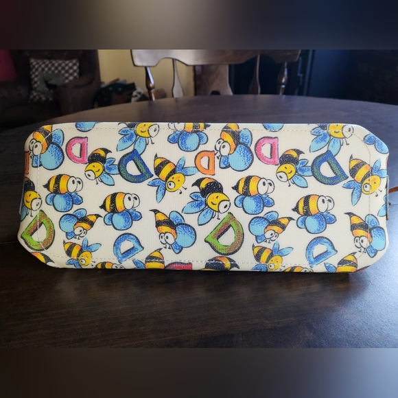 (1359) ABSOLUTELY STUNNING~  Dooney & Bourke Vintage Bee Print Tote - Picture 8 of 10